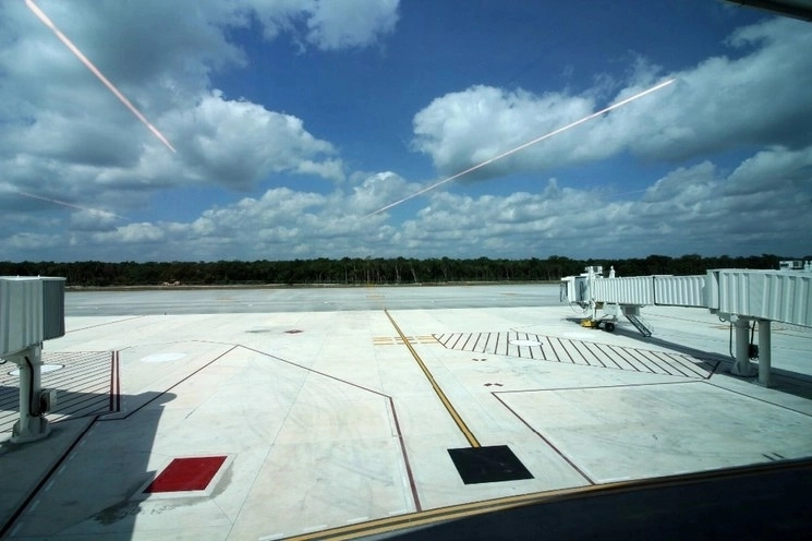 Pista del Aeropuerto Internacional de Cancún que pertenece a Asur. Foto Cuartoscuro / Archivo