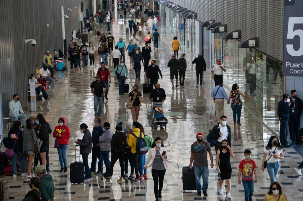 Regreso de vacacionistas en el Aeropuerto Internacional de la Ciudad de México, el 11 de abril de 2021. Foto Pablo Ramos