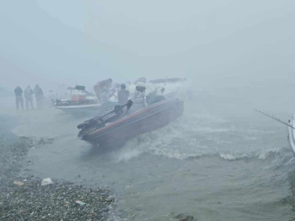 La lluvia y los fuertes vientos dejaron como saldo el hundimiento de 20 lanchas y 10 kayaks. Foto tomada de redes sociales