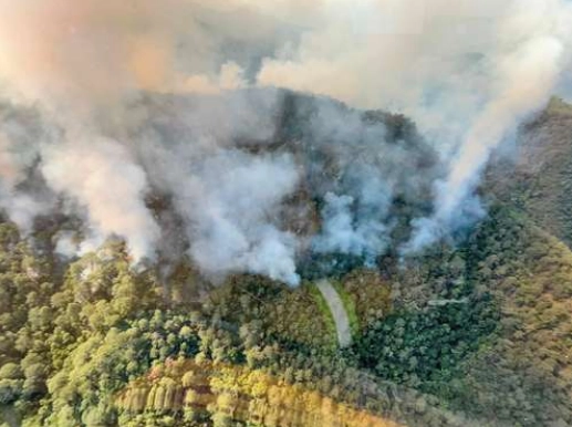 Vista aérea de la conflagración en la sierra de Santiago.Foto La Jornada /Archivo