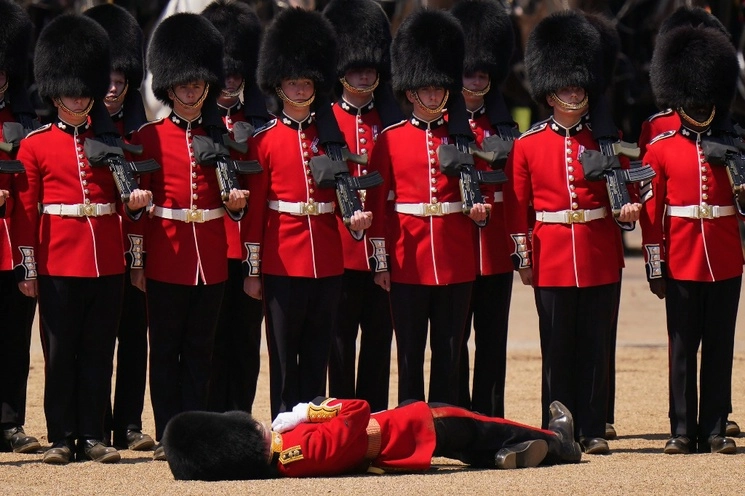 Un oficial de la Guardia Galesa se desmaya por el calor durante la Revisión del Coronel, el ensayo final de 'Trooping the Colour' el desfile anual del cumpleaños del Rey, en el 'Desfile de guardias a caballo' en Londres, el 10 de junio de 2023. Foto Ap 