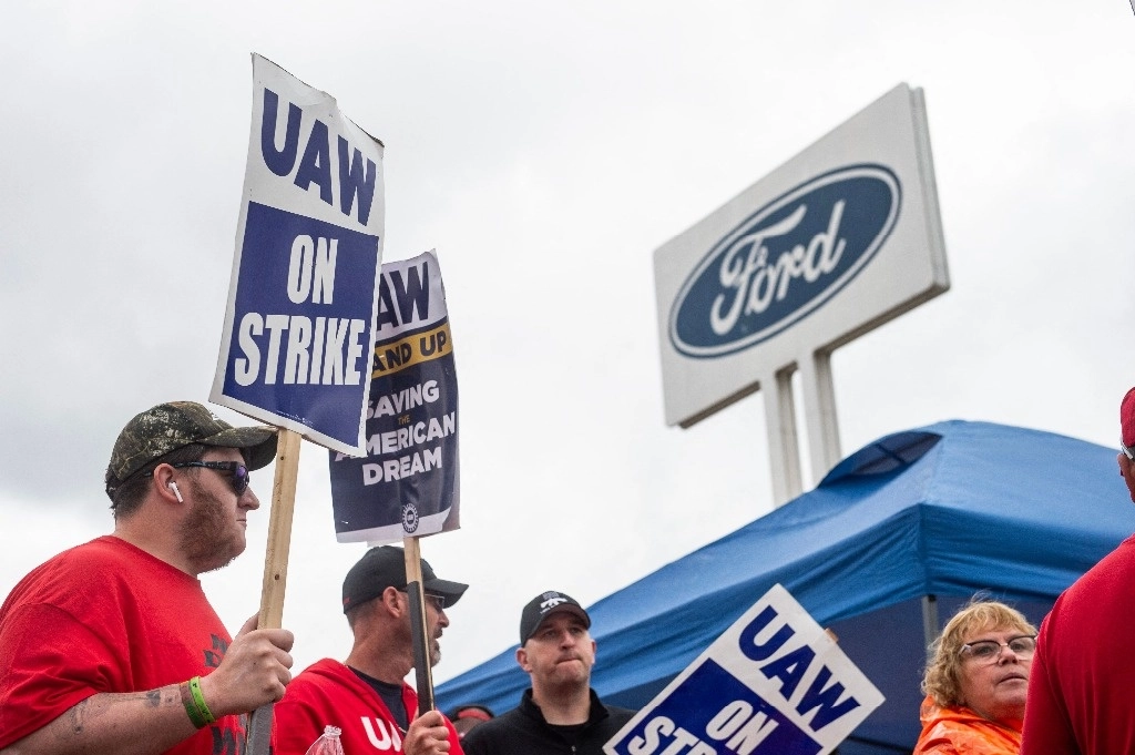 Integrantes del Union Auto Worker (UAW) que se mantienen en huelga desde el 15 de septiembre. Foto Afp  