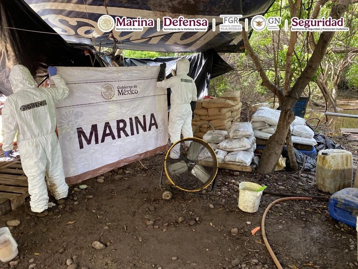 El 'narcolaboratorio' se encontró durante recorridos terrestres de la Semar en el poblado de Boca del Asadero, en San Blas, Nayarit. Foto  