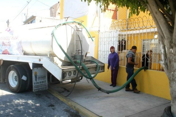 La CEA informó que se distribuyeron 11 mil 400 metros cúbicos de agua a través de 41 pipas solicitadas por los ciudadanos en más de seis mil 500 llamadas. Foto Javier Salinas / Archivo