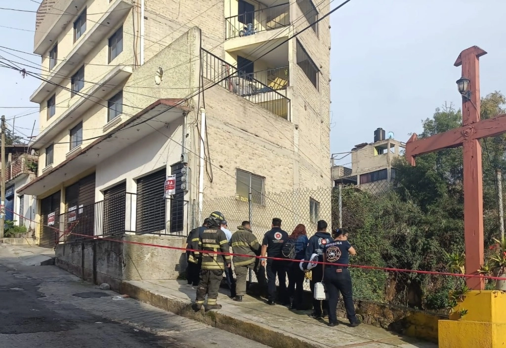 los damnificados no han deseado trasladarse a un albergue que la alcaldía dispuso en el Deportivo 21 de Marzo, y prefieren estar con un amigo o familiar que viva cerca de la comunidad. Foto La Jornada