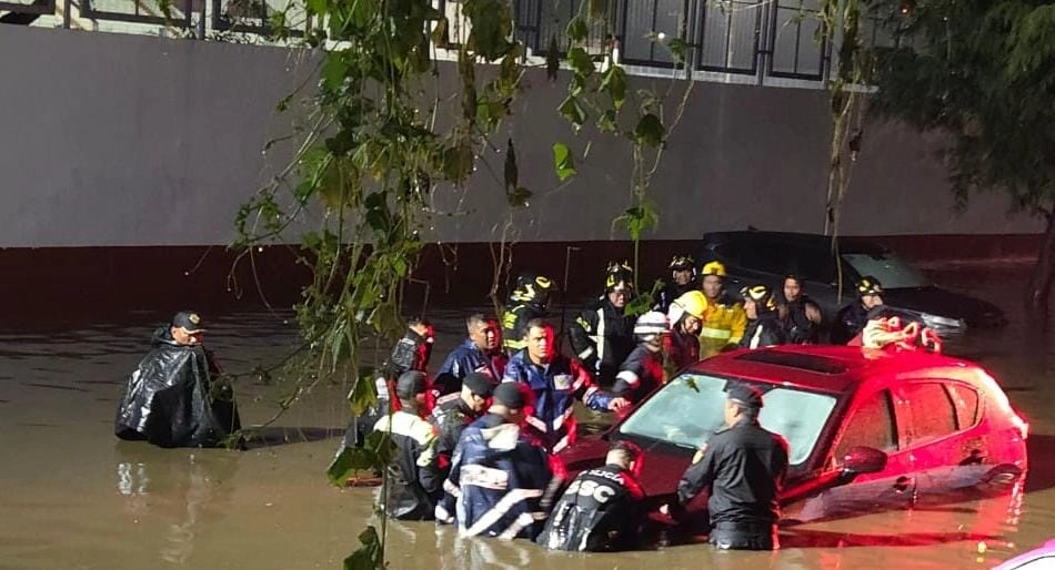 Personal de las Alcaldías, de la Secretaria de Gestión Integral de Riesgo y Protección Civil y del Heroico Cuerpo de Bomberos atendieron un total de 12 inundaciones, seis en cada una de las demarcaciones. Imagen tomada de https://x.com/ClaraBrugadaM