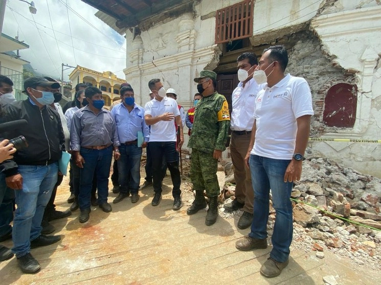 El gobernador de Oaxaca, Alejandro Murat, visitó zonas de la Sierra Sur del estado afectadas por el sismo del 23 de junio. Foto Jorge A. Pérez Alfonso