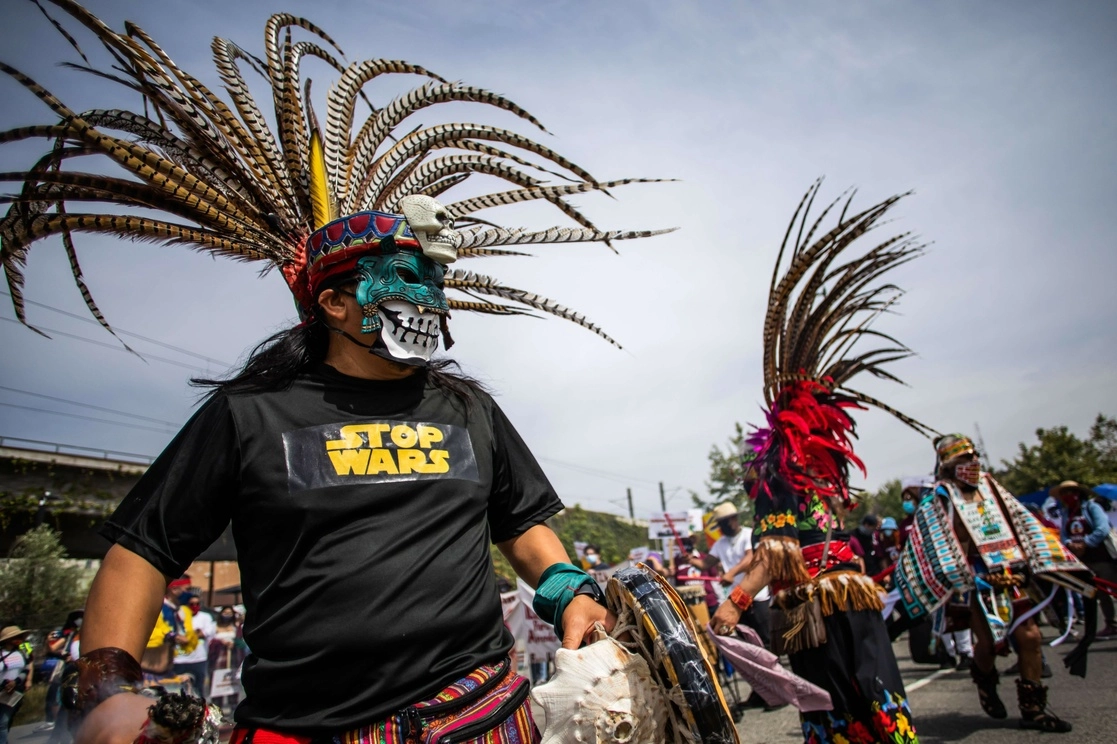 En Los Ángeles, California, decenas marcharon de Chinatown hasta el ayuntamiento portando indumentaria prehispánica. Foto Afp