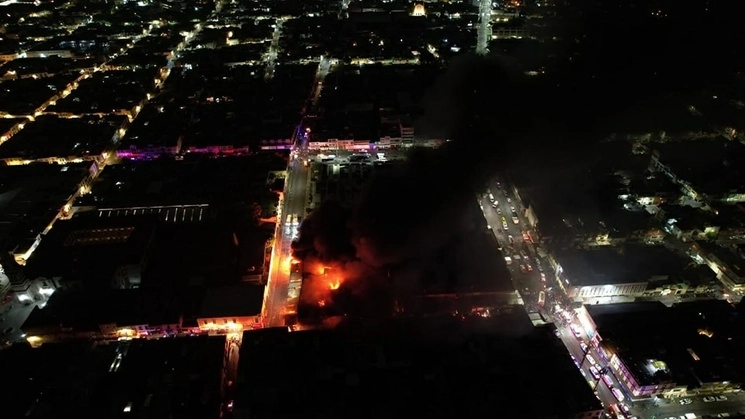 El incendio en el mercado Independencia inició aproximadamente a las 23:00 horas del sábado 20 de mayo. Foto Tomada de https://www.facebook.com/SeguridadPublicaMich