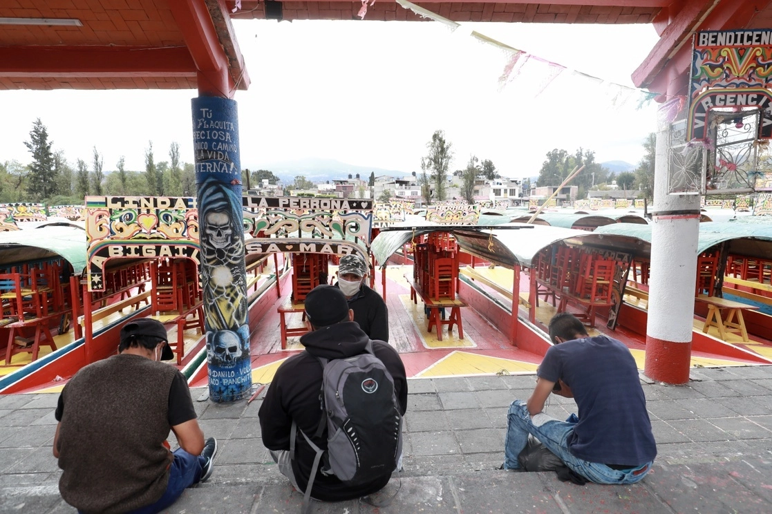 Chinamperos aguardan la llegada de clientes en el embarcadero de Caltongo, alcaldía Xochimilco, Ciudad de México. Foto Luis Castillo / Archivo