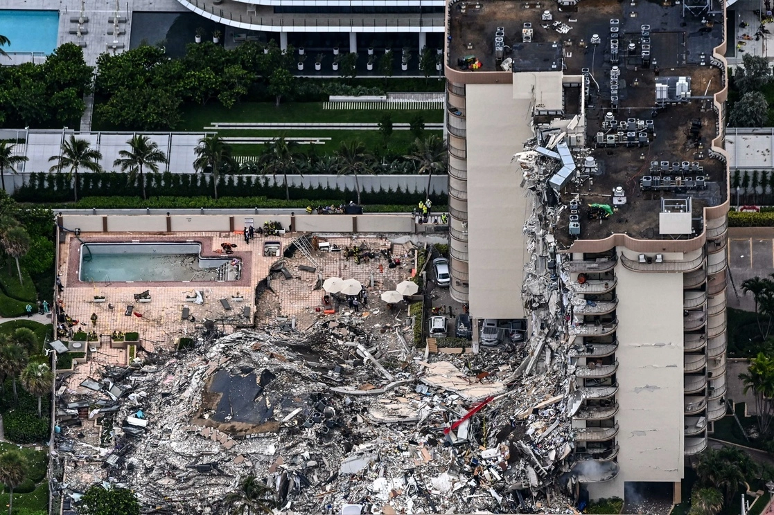 Familiares y sobrevivientes demandaron a varias entidades por el derrumbe del edificio en Surfside, Miami-Dale, Florida. Foto Afp / Archivo