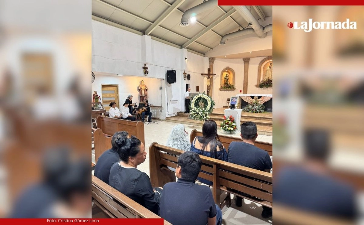 Parientes de la víctima 24 de la explosión en la tienda Waldo’s en el centro de Hermosillo velaron su cuerpo en la parroquia Inmaculado Corazon de María. Foto 