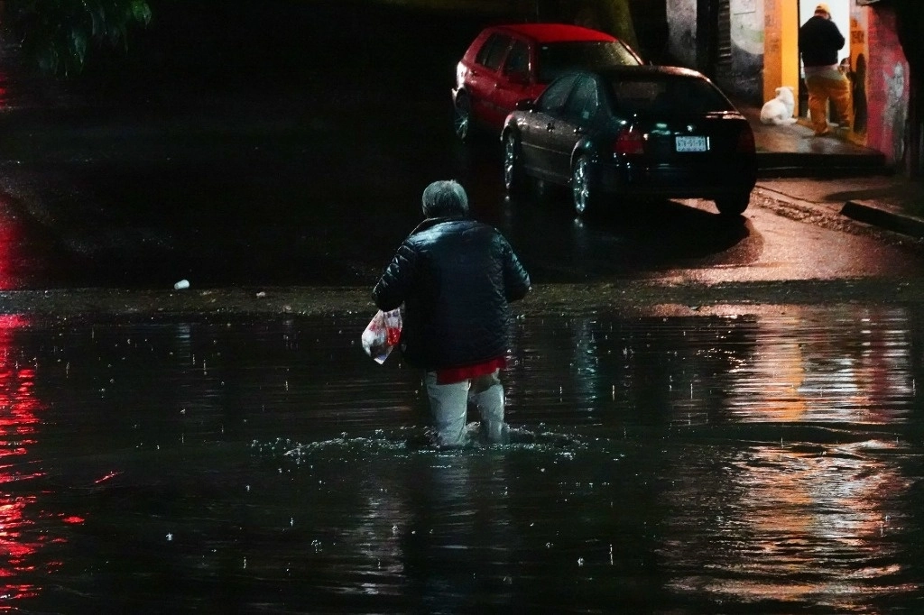 Los habitantes narraron que dos horas fueron suficientes para que perdieran sus pertenencias  al subir el agua metro y medio. Foto Cuartoscuro