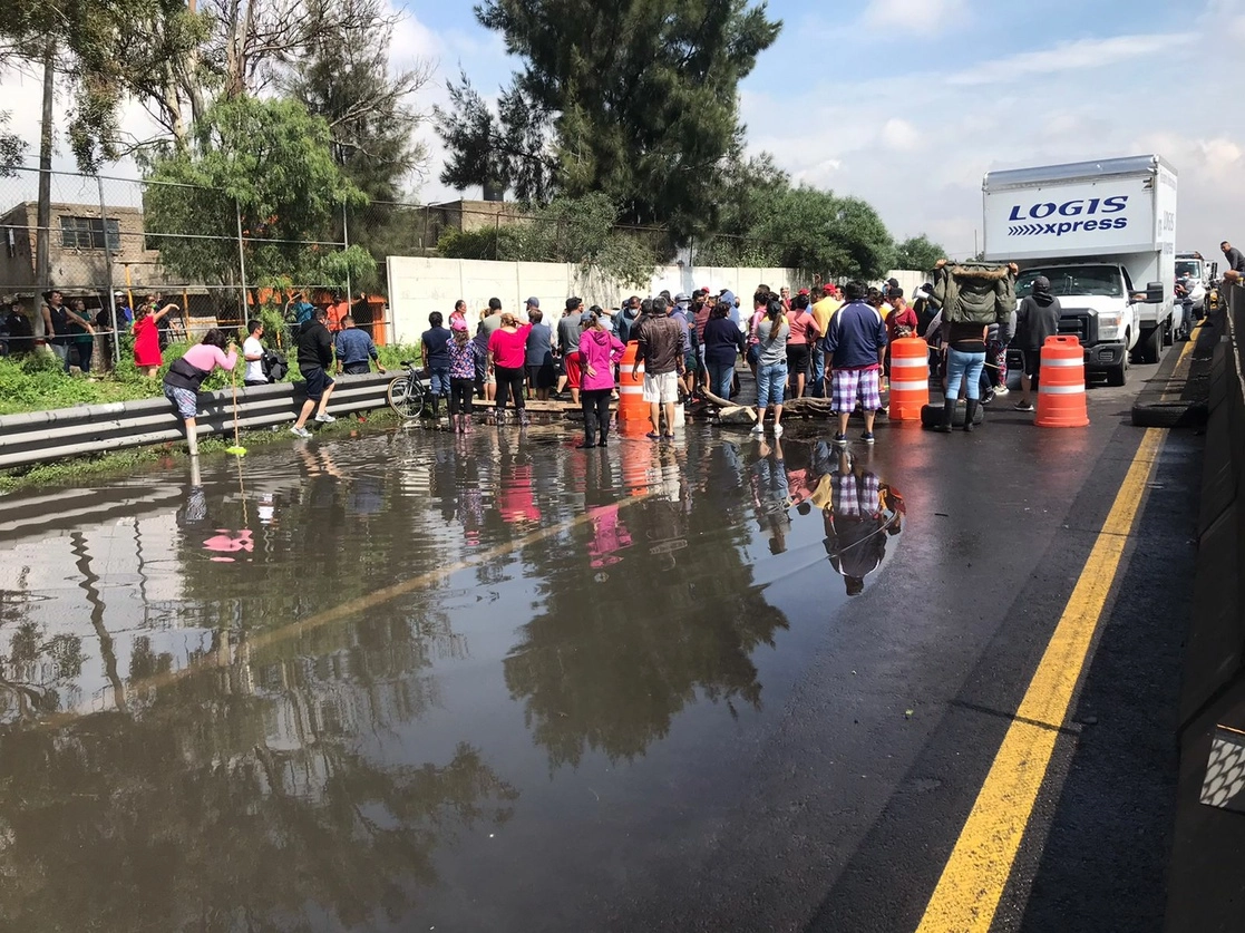 Bloqueo en el Circuito Exterior Mexiquense. Foto ‘La Jornada’