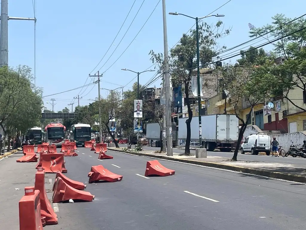 Los inconformes cerraron la circulación al instalar dovelas en Avenida de las Torres y calzada de Las Minas. Foto Laura Gómez