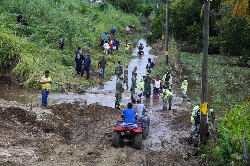 Habitantes del municipio guerrense de Tecpan de Galeana resultaron afectados por el paso de la tormenta 'Max', la cual impactó Guerrero el 9 de octubre de 2023. Foto Cuartoscuro / Archivo