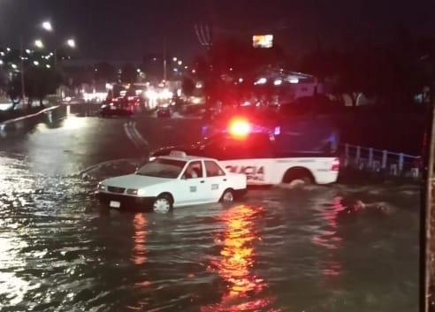 En imagen de archivo, inundación por las fuertes lluvias en una calle principal de Aguascalientes. Foto Claudio Bañuelos 