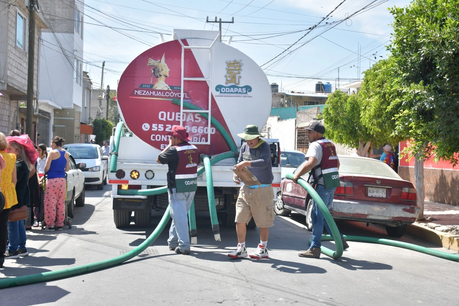 Distribución de dotaciones de agua por parte de Odapas. Foto La Jornada. 