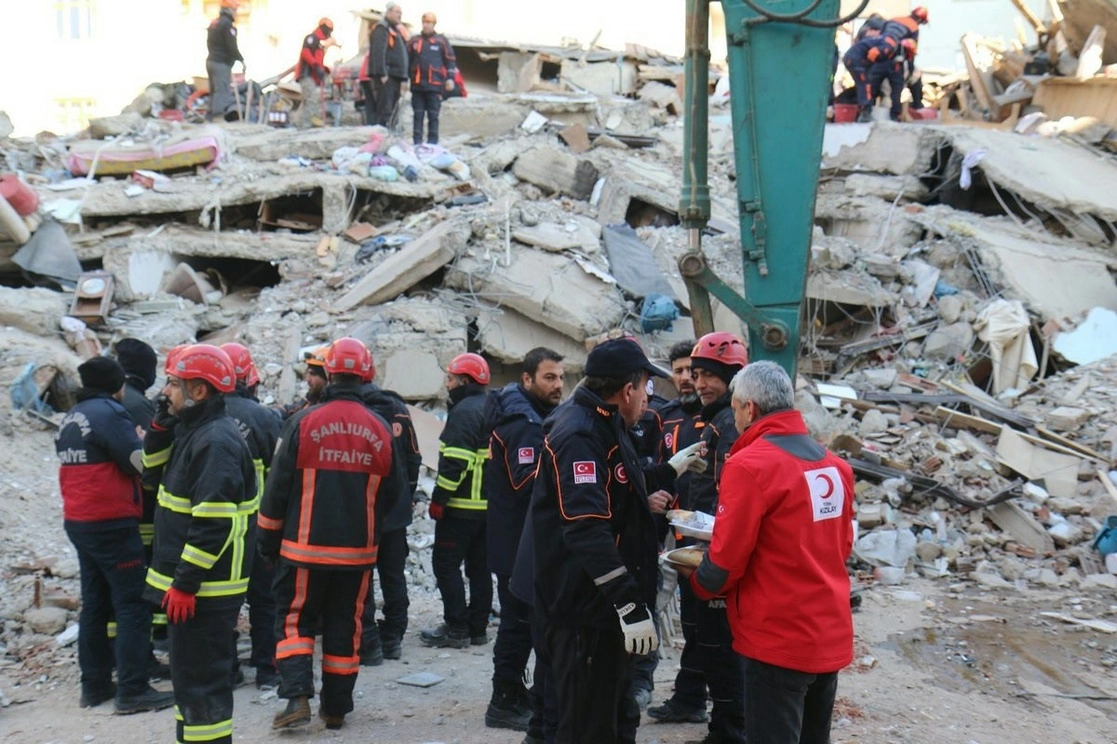 Rescatistas tratan de salvar a sobrevivientes tras el sismo registrado en Siria y Turquía. Foto Europa Press