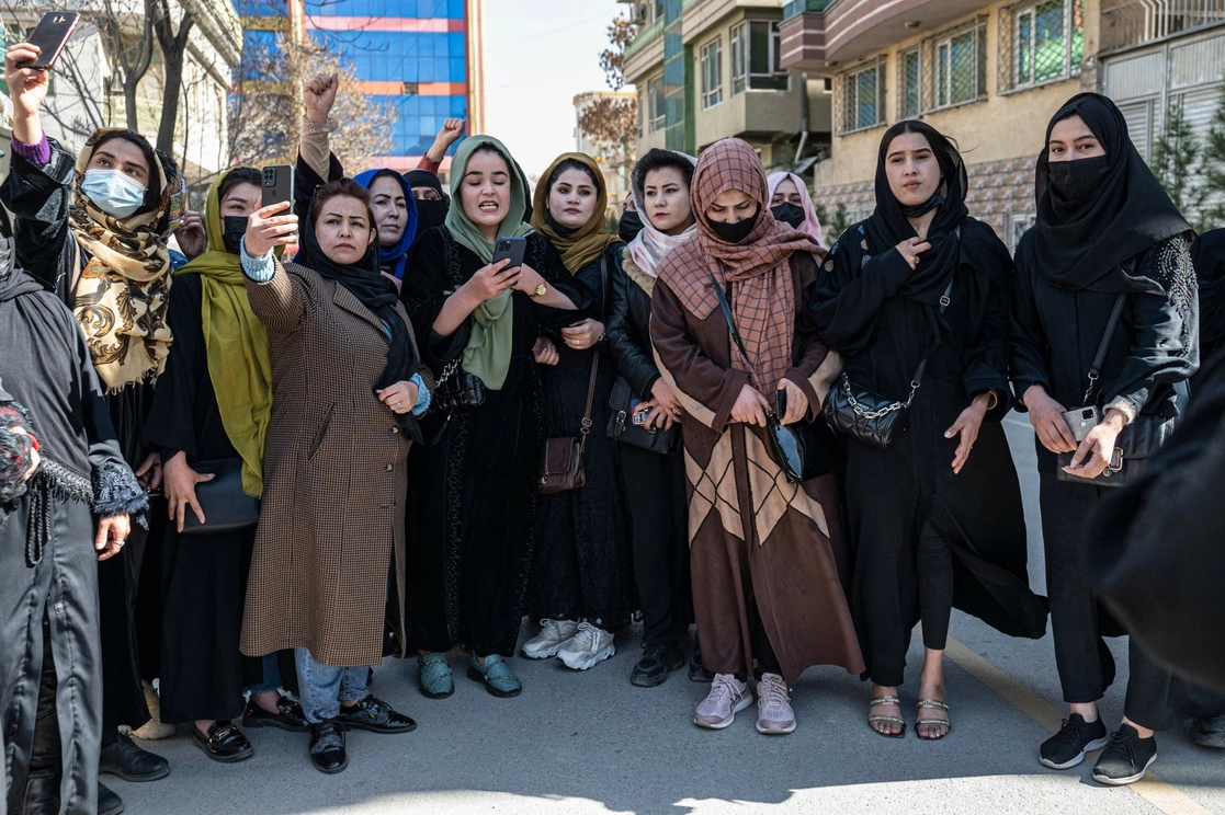 Mujeres afganas protestan en defensa de sus derechos en el Día Internacional de la Mujer, hoy en Kabul. Foto Afp 