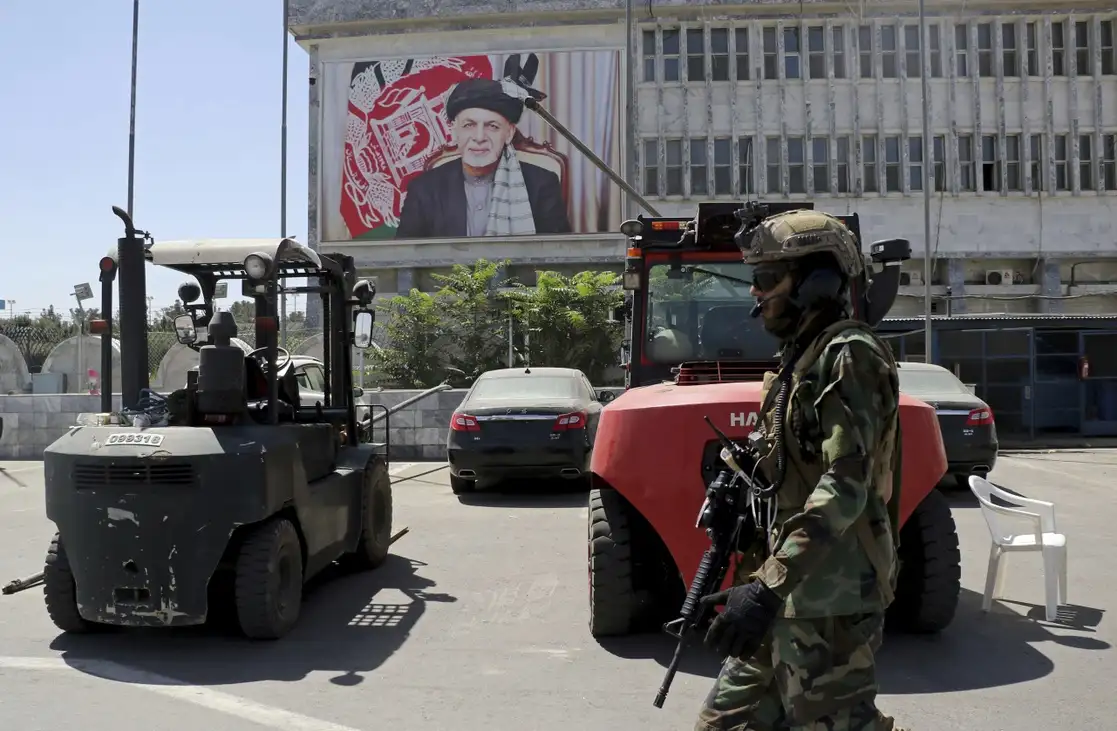 Patrulla de talibanes en la terminal aérea de Kabul, el 5 de septiembre de 2021. Foto Ap