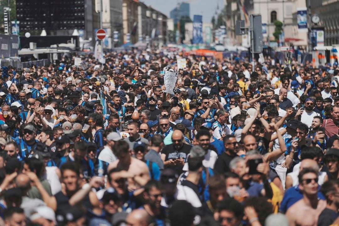 Miles de aficionados del Inter de Milán abarrotan las calles aledañas al Allianz Arena de Múnich previo al duelo entre su equipo y el francés PSG. Foto 
