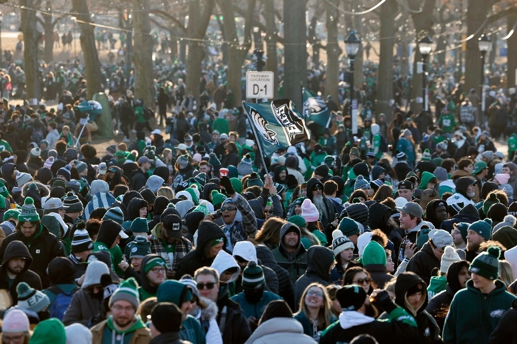 Aficionados de las Águilas de Filadelfia se preparan para festejar el campeonato de su equipo con un desfile, el 14 de febrero de 2025. Foto Yong Kim / The Philadelphia Inquirer vía Ap
