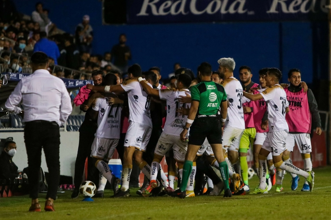 El juego de cuartos de final entre Atlético Morelia y Tampico Madero terminó con bronca entre aficionados del conjunto michoacano y la policía. Foto Tomada del Twitter @FMF 