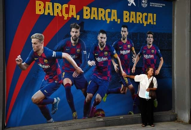 Los aficionados del Barcelona respiraron aliviados este viernes después de que Lionel Messi puso fin a semanas de especulaciones al anunciar que había decidido, a regañadientes, quedarse en el club una temporada más. Foto Afp