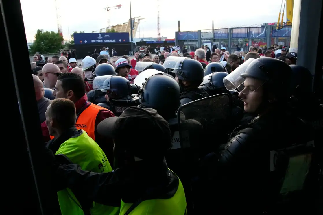 Policías de París custodian las entradas del Estadio dw Francia, luego que aficionados intentaran ingresar a la fuerza a la final de la ‘Champions League’. Foto Ap