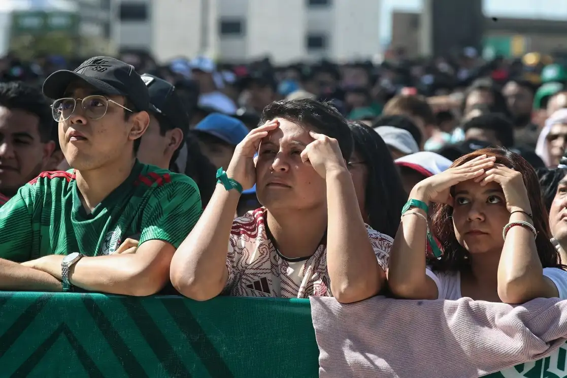 Aficionados observaron el partido entre México vs Arabia Saudita en el FIFA Fanfest en el Monumento a la Revolución, el 30 de noviembre de 2022. Foto Marco Peláez