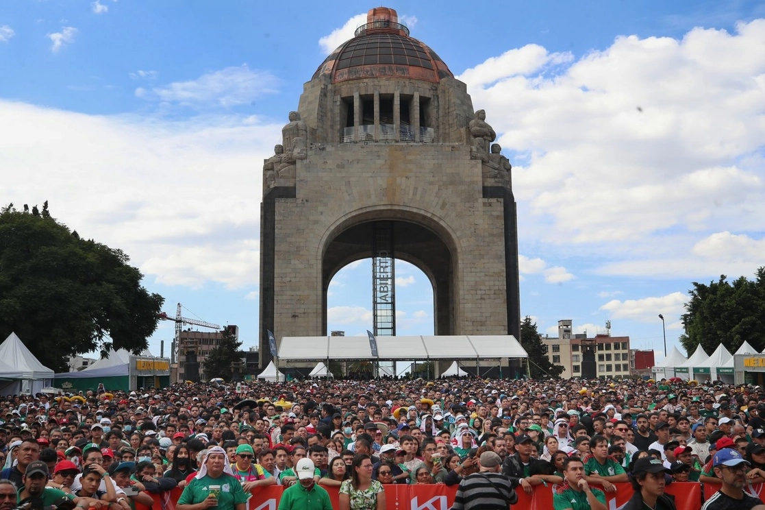 Aficionados al futbol ven el partido de México contra Arabia Saudita en el FIFA Fanfest, en el Monumento a la Revolución, en la Ciudad de México, el 30 de noviembre de 2022. Foto Marco Peláez