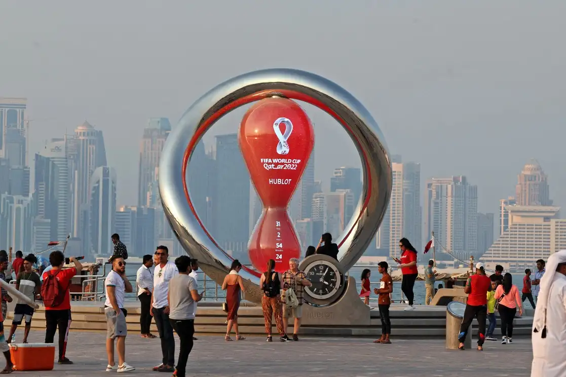 Paseantes en Doha, Qatar, el 20 de octubre de 2022. Foto Afp