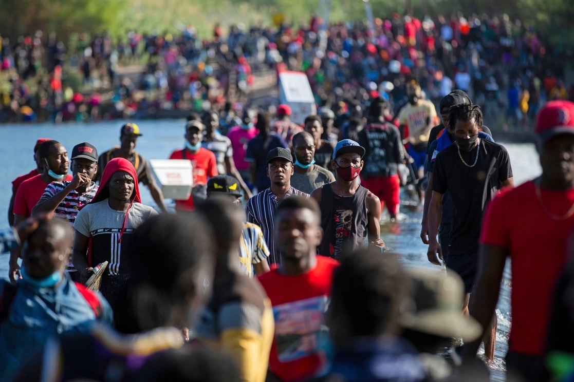 Migrantes haitianos esperan en Del Río y Ciudad Acuña para acceder a los Estados Unidos, el 17 de septiembre de 2021. Foto Ap