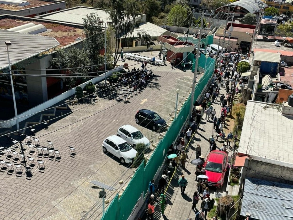 Decenas de adultos mayores esperan ser vacunadas contra el Covid-19 en un módulo instalado en la alcaldía Cuajimalpa, Ciudad de México, el 18 de febrero del 2021. Foto Yazmín Ortega Cortés