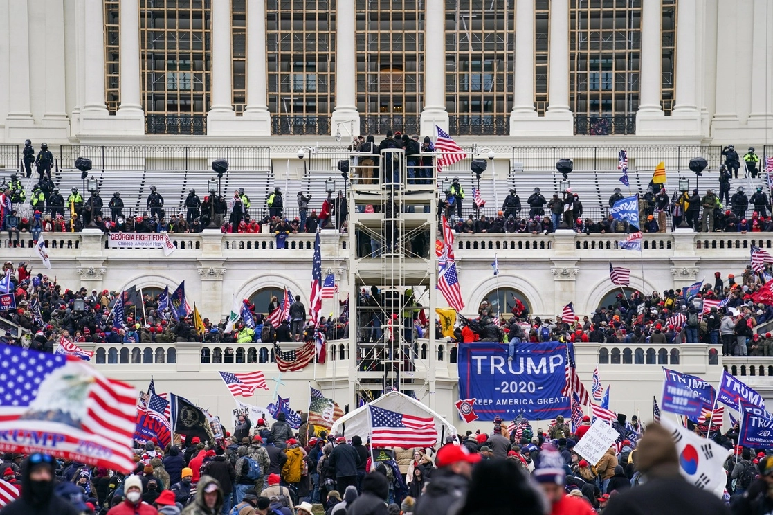 En imagen de archivo del 6 de enero de 2021, insurrectos leales al presidente Donald Trump irrumpieron en el Capitolio en Washington. Foto Ap