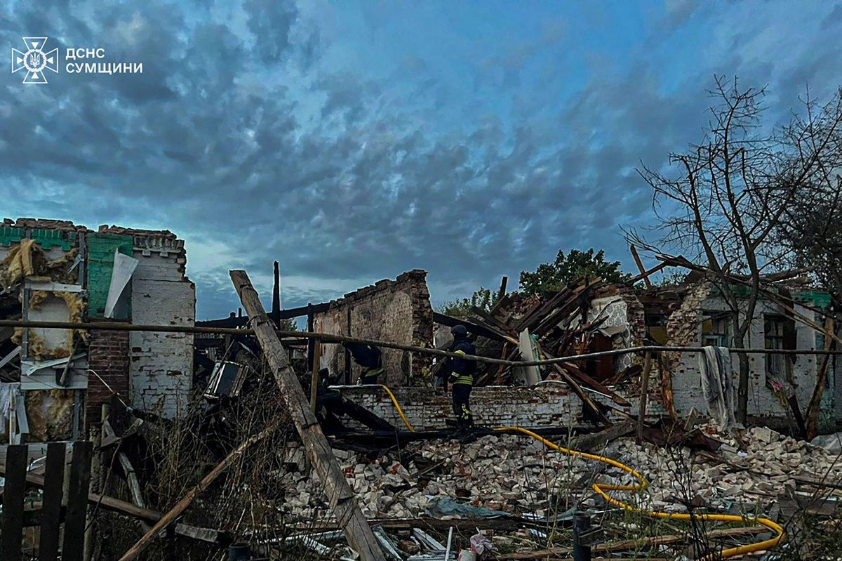 Casa destruida por un ataque con un dron ruso en Sumy, Ucrania, el cual dejó cuatro muertos, todos miembros de la misma familia, el 30 de septiembre de 2025. Foto 