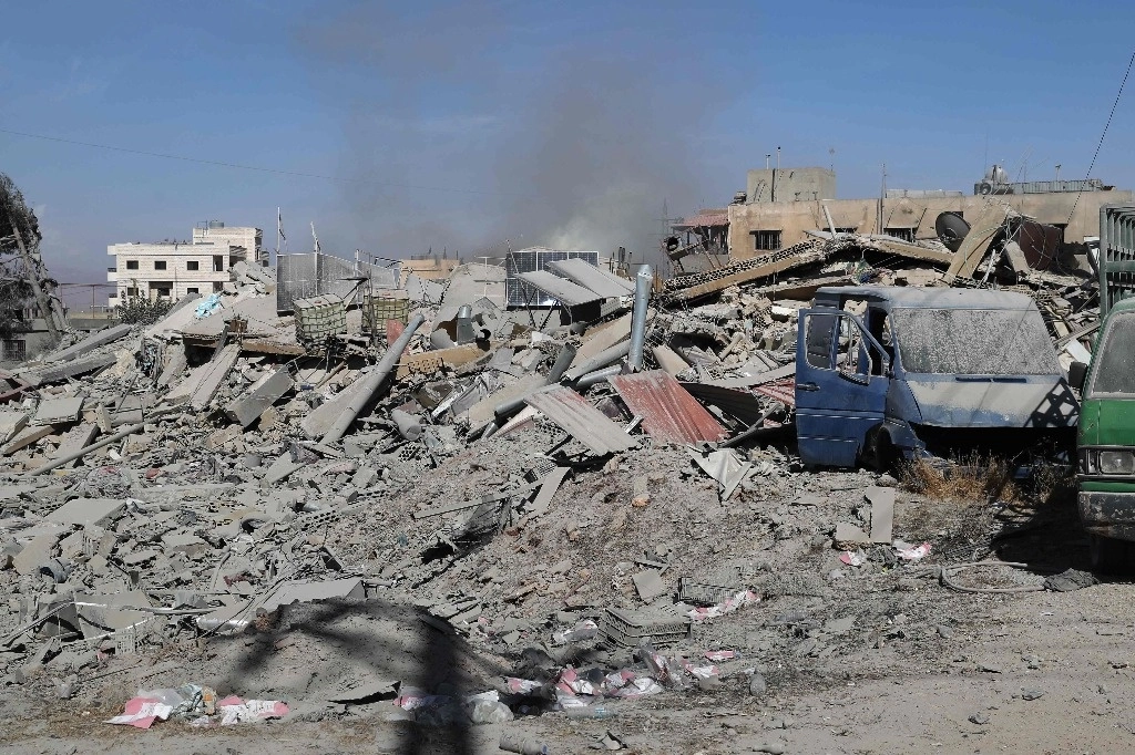 Escombros y destrucción en el sitio del ataque aéreo israelí en la aldea de Douris, al este de Líbano, en medio de las agresiones entre Hezbollah e Israel, el 14 de octubre de 2024. Foto Afp