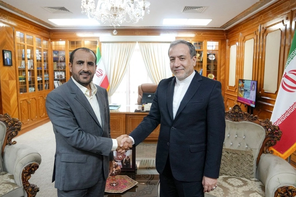 El Ministro de Relaciones Exteriores de Irán, Abbas Araghchi (der.), en reunión con el portavoz y negociador principal de los hutíes de Yemen, Mohammad Abdelsalam, en Mascate, la capital de Omán, el 14 de octubre de 2024. Foto Afp 