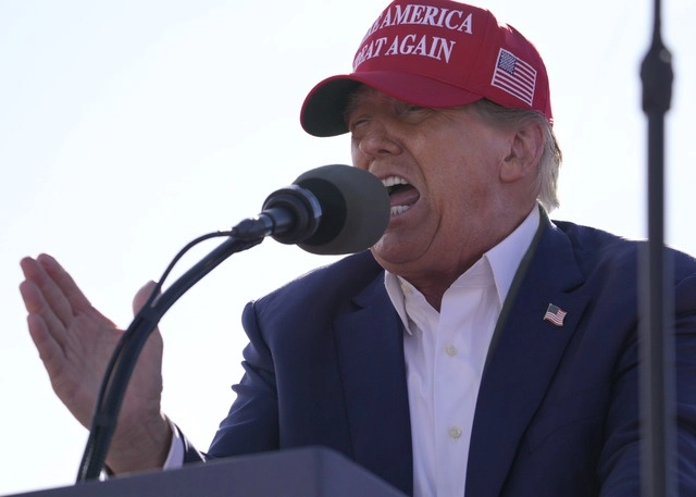 El ex presidente de Estados Unidos rechazó invertir recursos en políticas para regular la migración. Foto Ap