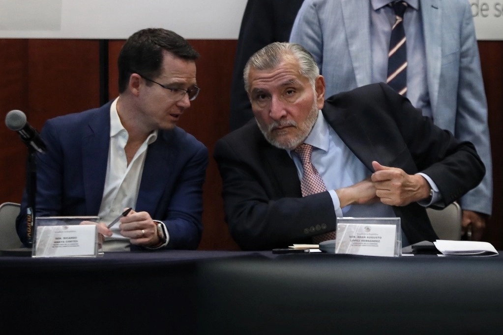 Los senadores Adán Augusto López y Ricardo Anaya durante la sesión extraordinaria de la Comisión de Puntos Constitucionales, en la Ciudad de México, el 4 de Septiembre del 2024. Foto Marco Peláez