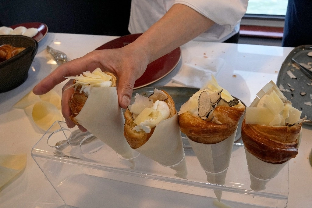 Croissants retorcidos con puré de alcachofas, un huevo escalfado, un poco de trufa y un poco de queso, creados por la chef francesa Amandine Chaignot. Foto Ap / Archivo