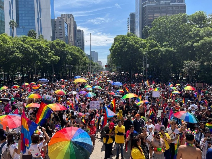 Miles de personas se reúnen en el Ángel de la Independencia previo a la marcha LGBT+, en la Ciudad de México, el 24 de junio de 2023. Foto María Luisa Severiano


