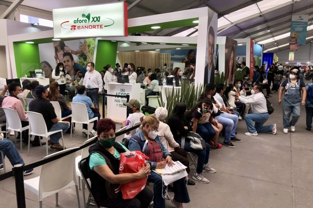 Las afores reportaron en el mes de marzo plusvalías por 108 mil 599 millones de pesos. Foto Luis Castillo / Archivo