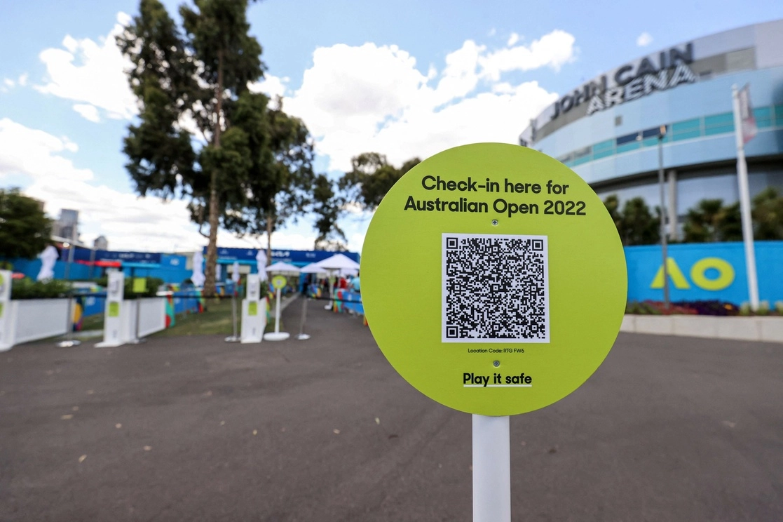 Un letrero con un código QR en una de las áreas donde se disputará el Abierto de Australia en Melbourne Park antes del primer Grand Slam de tenis de la temporada, el 13 de enero de 2022. Foto Afp