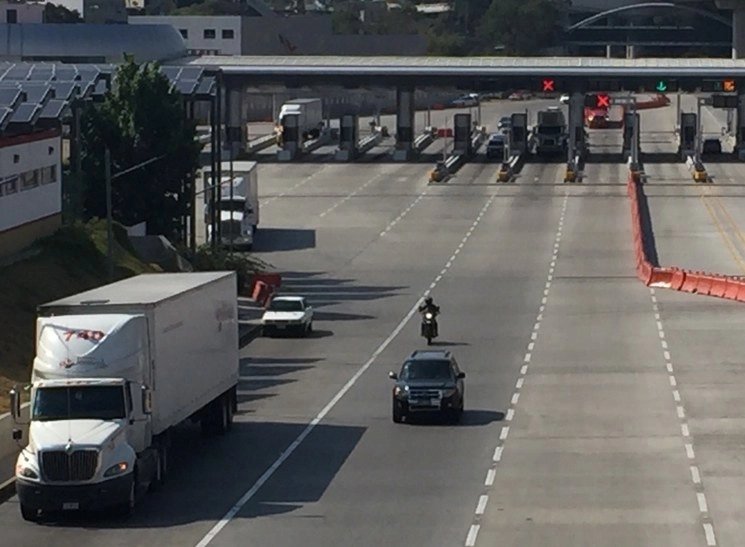 El aforo de carreteras durante abril cayó 46.6% y los ingresos en tramos revisados por HR Ratings lo hicieron 37.7 por ciento. La imagen, en la caseta hacia Cuernavaca. Foto Guillermo Sologuren