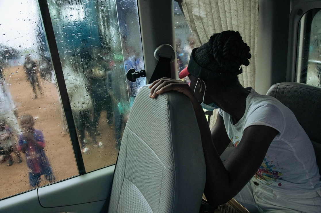 Adolescente es llevada de un campamento en la República del Congo para ser repatriada a la República Centroafricana, el 15 de noviembre de 2021. Foto Afp