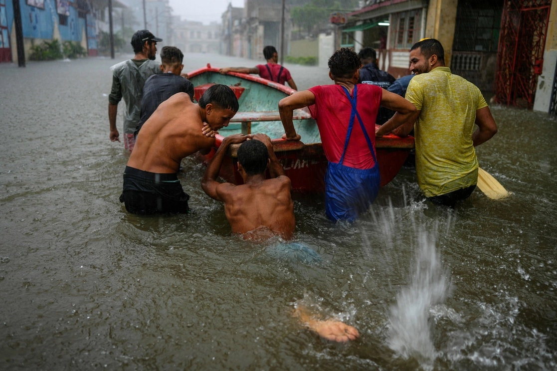 Los remanentes del huracán han dejado en Cuba al menos tres muertos, un desaparecido y miles de habitantes sin electricidad, de acuerdo con autoridades de la isla. La imagen, en La Habana. Foto Ap