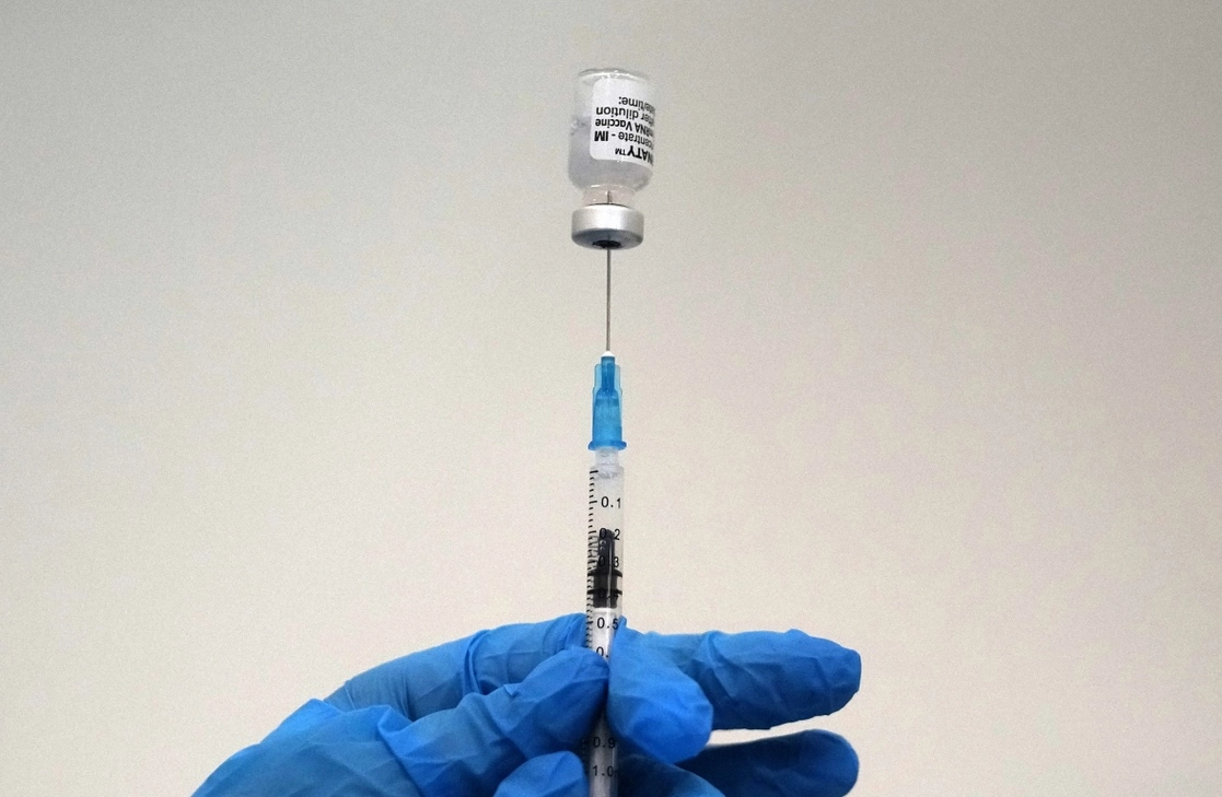 Preparación de una inyección de la vacuna Pfizer contra el Covid-19 en un centro de inoculación en Belgrado, Serbia. Foto Ap / Archivo