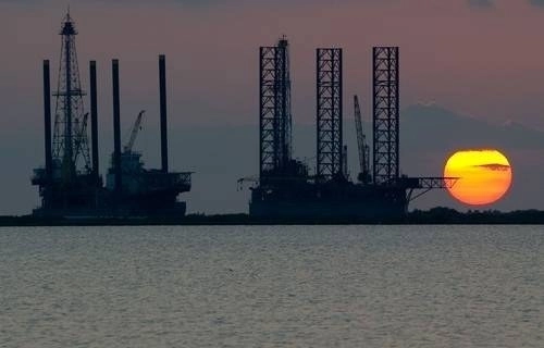 Estados miembros de la Agencia Internacional de la Energía (AIE) siguen discutiendo la cantidad de petróleo que liberarán para enfriar los precios. Foto AFP / archivo 